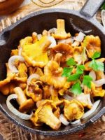 Жареные лисички со сметаной и луком - очень вкусные и сытные блюда с грибами