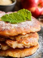 Пышные оладьи на кефире с яблоками - вкуснейшее блюдо, идеальное для завтрака!