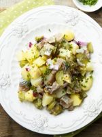 Классический зимний салат - рецепт очень вкусного, сытного блюда для любого стола!