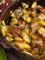 Жареная картошка с шампиньонами - простое, но очень вкусное домашнее блюдо!