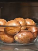 Как сварить картошку в микроволновке быстро, просто и очень вкусно?