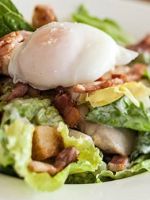 «Цезарь» с курицей - вкусный, сытный и простой салат