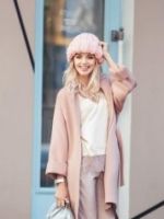 Модные женские вязаные шапки, зима 2021-2022 - 60 идей, как носить головной убор