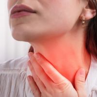 Чем лечить першение в горле при кашле, аллергии, сухости?