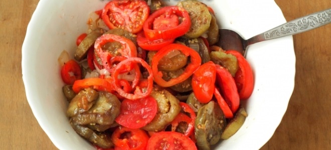 Армянский салат из баклажанов с помидорами