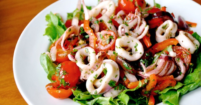 Салат из консервированных кальмаров - лучшие рецепты вкусной морской закуски