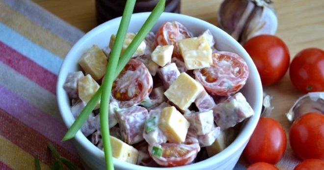 Салат с колбасным сыром - простые и оригинальные рецепты блюда на любой вкус!