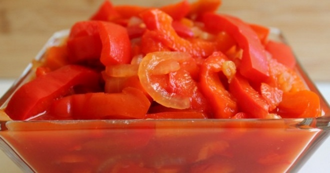 Лечо из болгарского перца с томатной пастой - очень оригинальная и универсальная закуска