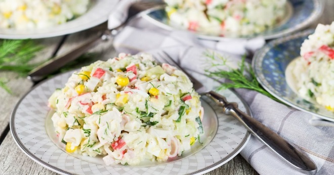 Крабовый салат с рисом - простые и новые рецепты приготовления вкусной закуски