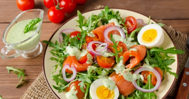 Салат с лососем – легкие и вкусные рецепты закуски для любого случая!