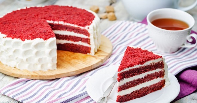 Украшение торта красный бархат ягодами