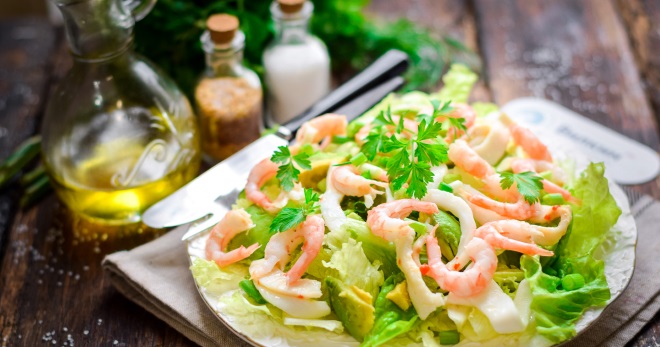 Салат с креветками и кальмарами - восхитительное блюдо с нежным изысканным блюдом