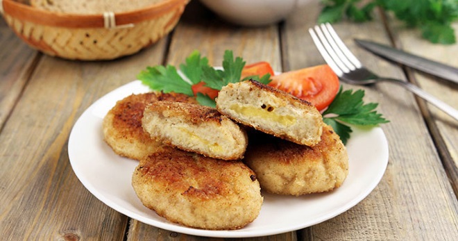 Куриные котлеты с сыром - очень вкусное блюдо с простыми и понятыми рецептами