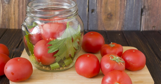 Как закатать помидоры простыми и понятными способами?