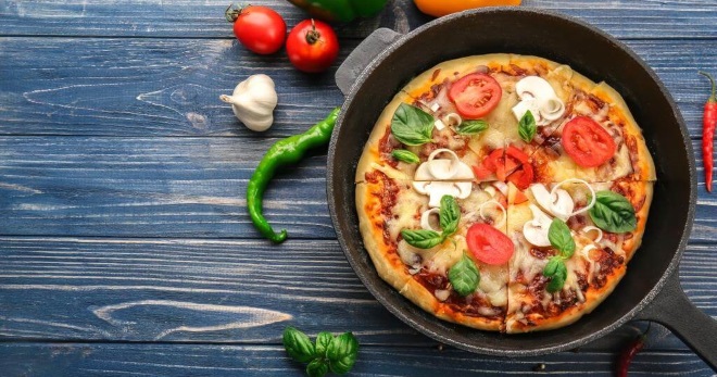 Пицца на кефире на сковороде - быстрое и очень простое блюдо с разными начинками