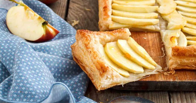 Пирог из слоеного теста с яблоками - вкусное, рассыпчатое лакомство к чаю!