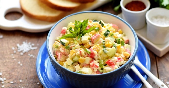 Крабовый салат рецепт с кукурузой и яйцом и огурцом рецепт с фото
