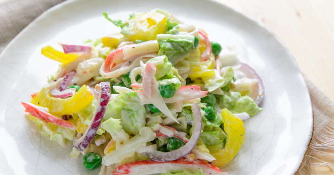 Салат с крабовыми палочками и капустой - сытная, свежая закуска для любого стола