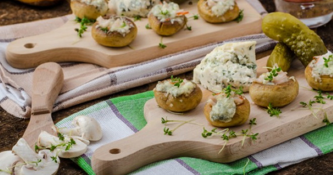 Фаршированные грибы с сыром в духовке - отменная закуска для праздника