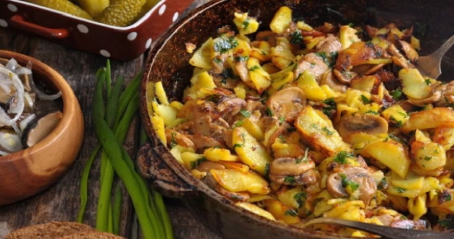 Картошка с шампиньонами на сковороде жареная с луком рецепт фото пошагово в домашних