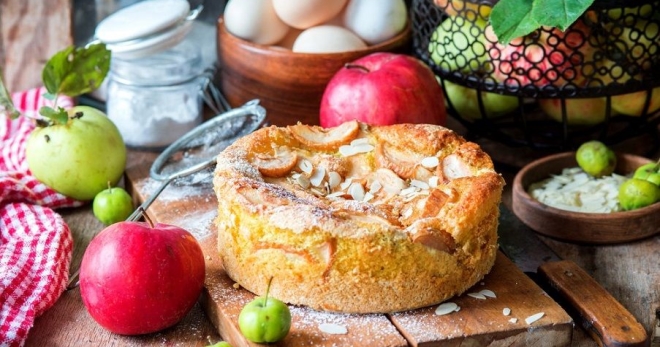Как приготовить шарлотку с яблоками в духовке по самым вкусным рецептам?
