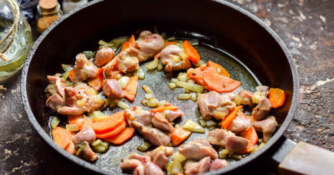 Куриные желудки в сковороде - рецепты приготовления быстрых, вкусных блюд