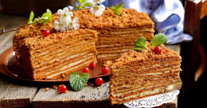 Медовик на сковороде - самые быстрые рецепты вкусного торта