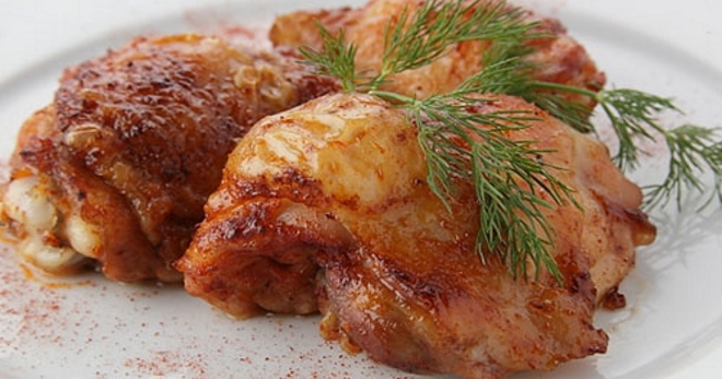 Куриные бедра на сковороде - топ лучших рецептов из птицы с соусами и специями