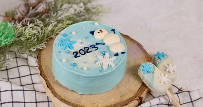 Новогодний торт 2023 - стильные современные идеи оформления десерта