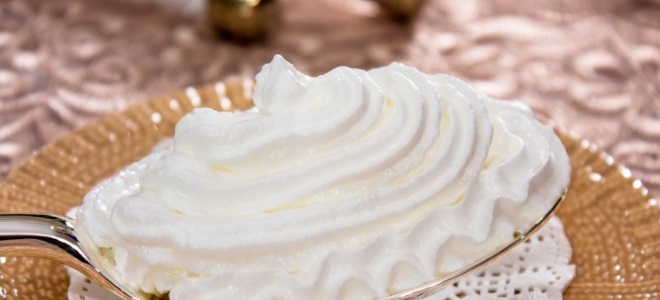 Белковый крем для украшения тортов который держит форму рецепт с фото пошагово