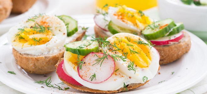 бутерброды на завтрак с яйцом