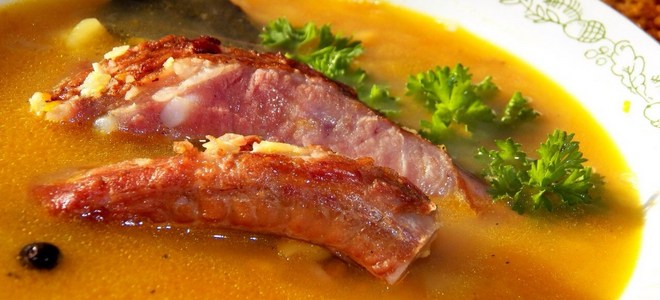 гороховый суп из копченых свиных ребрышек