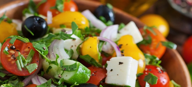 Греческий салат с моцареллой - рецепт