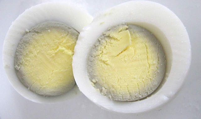 Как проверить вареное яйцо на свежесть