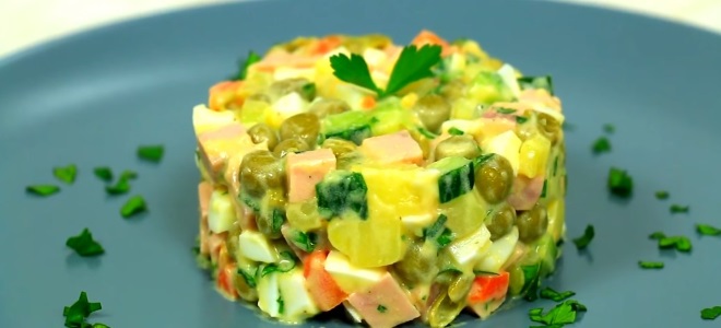 классический салат оливье с колбасой