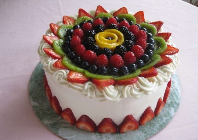 красивый праздничный торт с фруктами