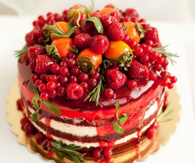 красивый торт с фруктами и глазурью