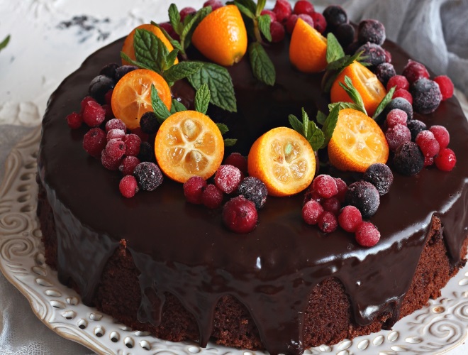 красивый торт с фруктами и шоколадом