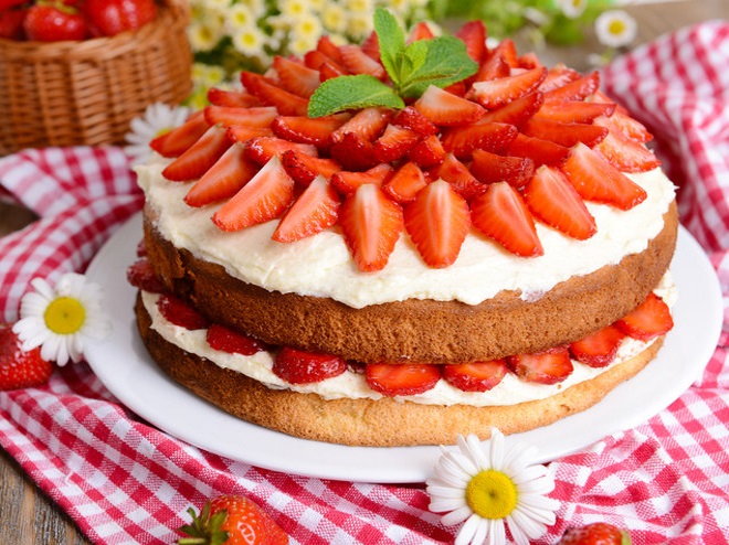 красивый торт с фруктами и ягодами
