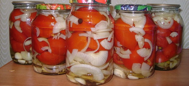 Маринованные помидоры на зиму с луком, морковной ботвой, лимонной .