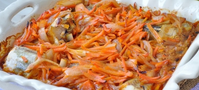 минтай в духовке с морковью и луком