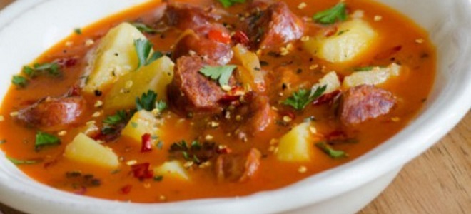 острый испанский суп с колбасками