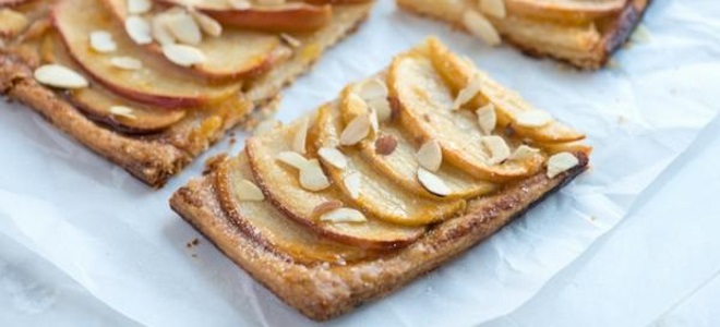 Печенье из слоеного теста с яблоками