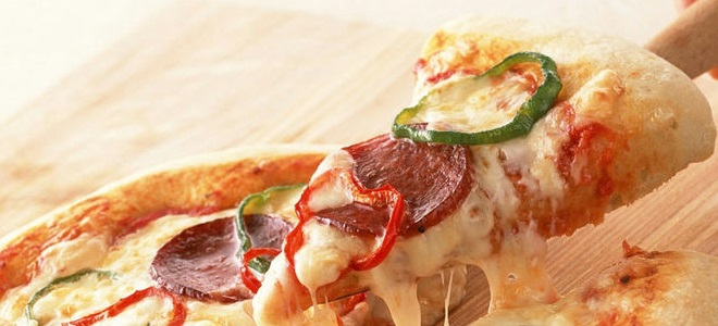 пицца с колбасой и сыром