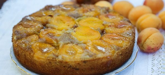 Пирог-перевертыш с абрикосами в мультиварке