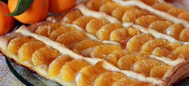 Пирог из слоеного теста с мандаринами
