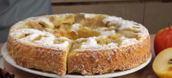 Пирог шарлотка на кефире с яблоками - рецепт