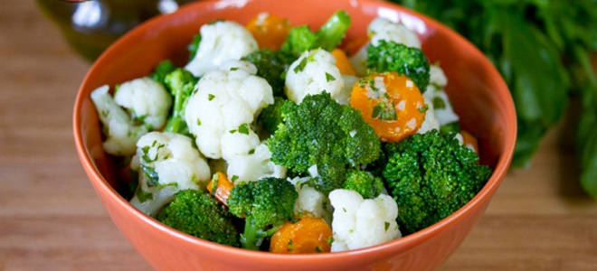 рецепт салата из брокколи и цветной капусты