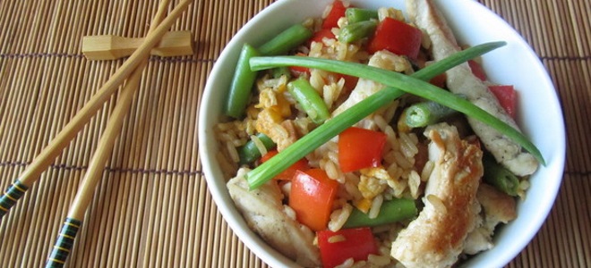 рис по-китайски с курицей и овощами