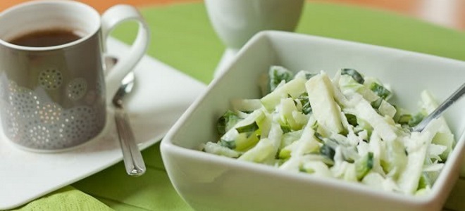 салат из капусты кольраби с огурцом